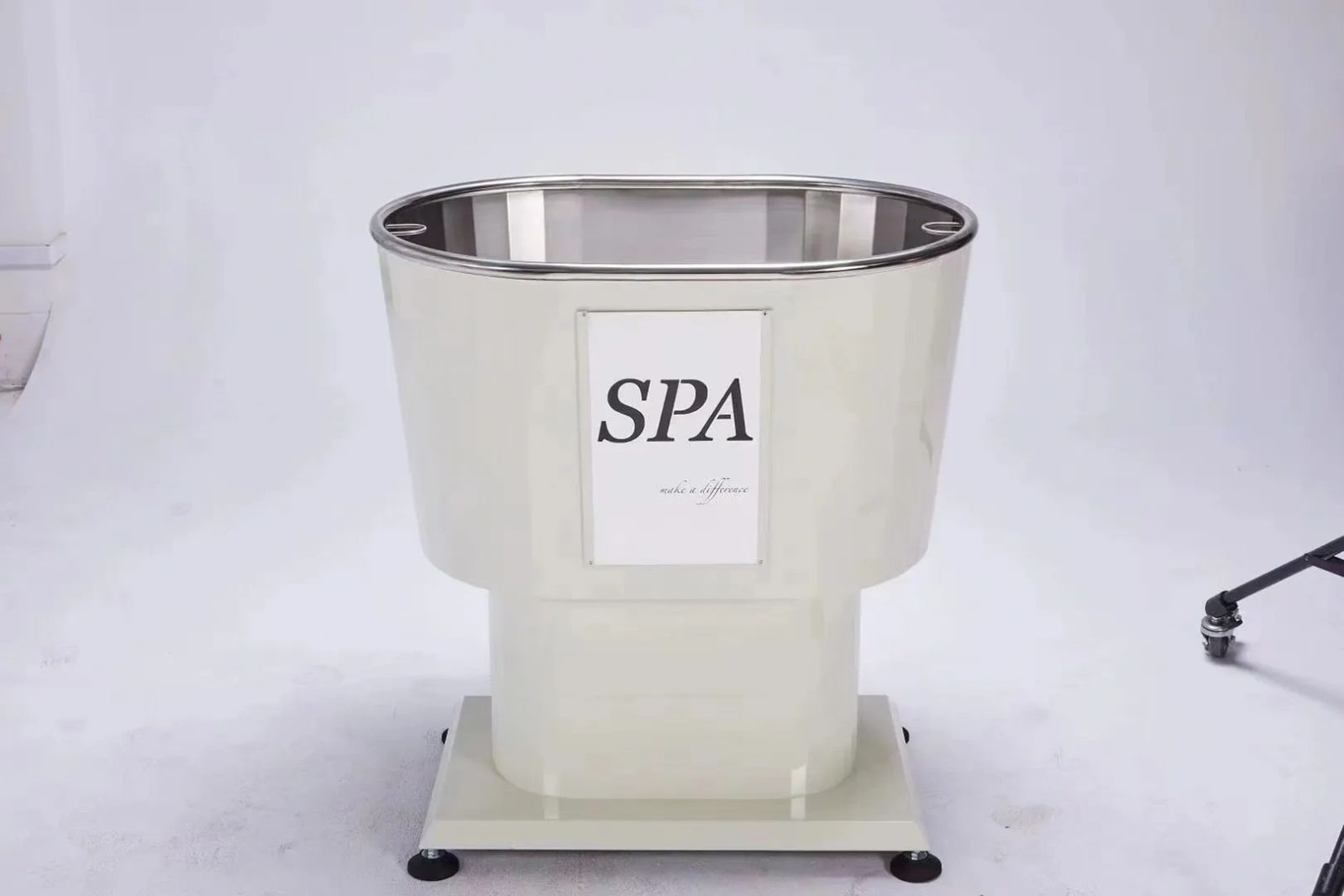 Furever Grooming's cream SPA bath tub — 'SPA make a difference'