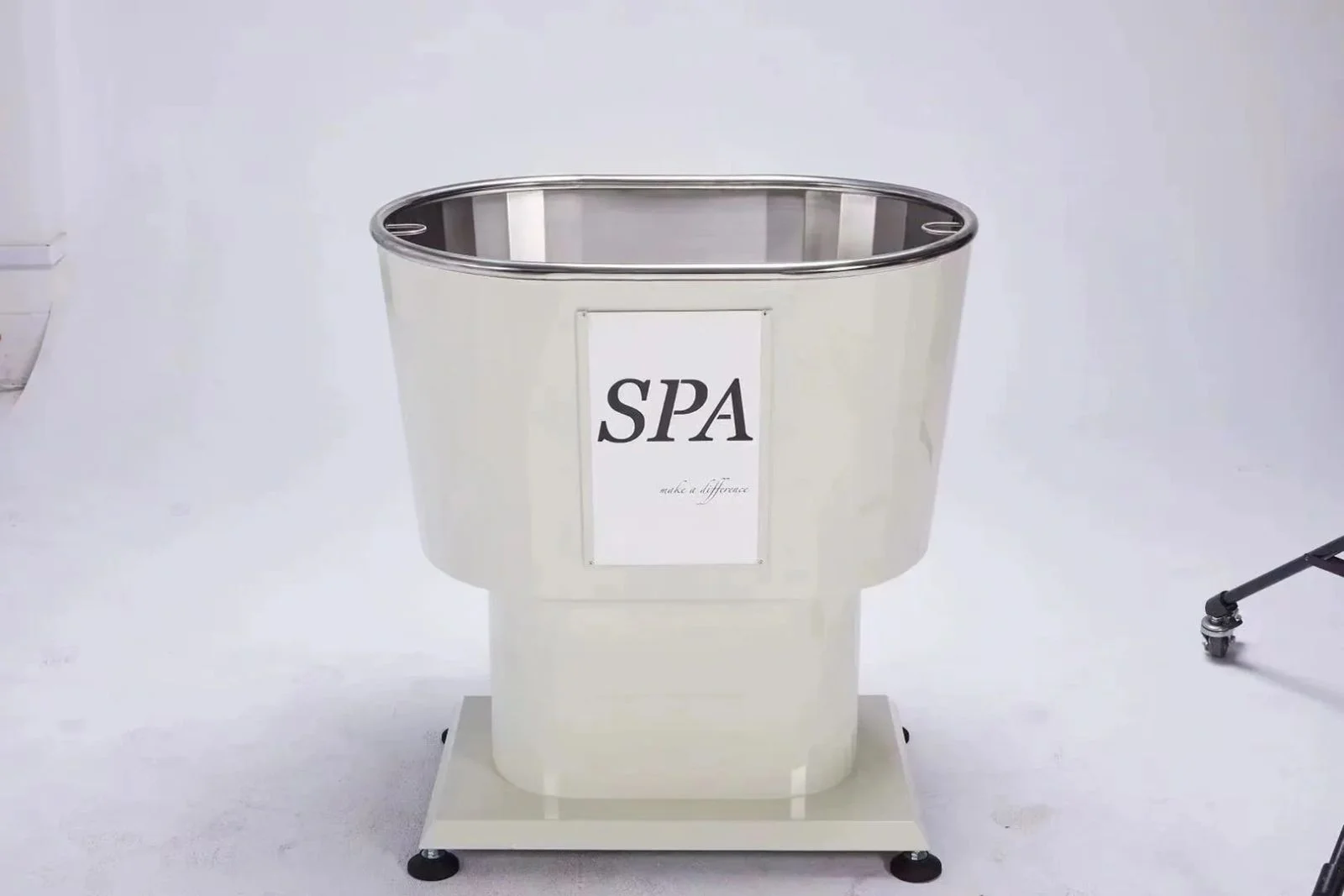 Furever Grooming's cream SPA bath tub — 'SPA make a difference'